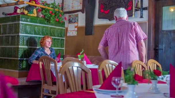 Man is komen en zitten in een restaurant — Stockvideo