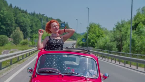 Lady rögzítő neki kendő alatt egy autó lovagol — Stock videók