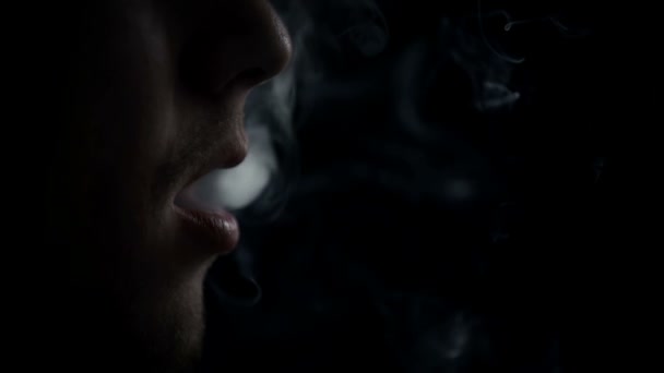 Młody człowiek pali — Wideo stockowe