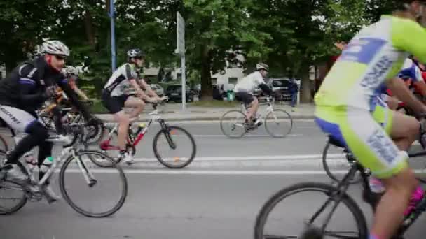 Egy kerékpár maraton Szlovéniában lovaglás kerékpárosok — Stock videók