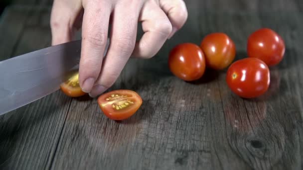 Людина вирізає овочі — стокове відео