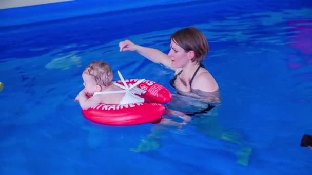 Madre con niño en la piscina . — Vídeos de Stock