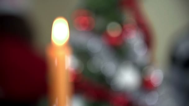 Candelabro reenfoque al árbol de Navidad — Vídeos de Stock