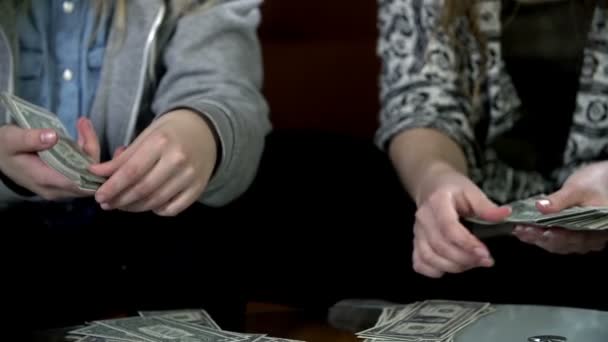 Filles tenant des billets en dollars — Video