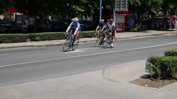 Ciclistas andando em uma maratona de bicicleta na Eslovênia — Vídeo de Stock