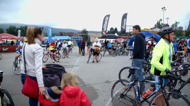 Ποδηλάτες ιππασίας για έναν μαραθώνιο ποδηλάτων στη Σλοβενία — Αρχείο Βίντεο