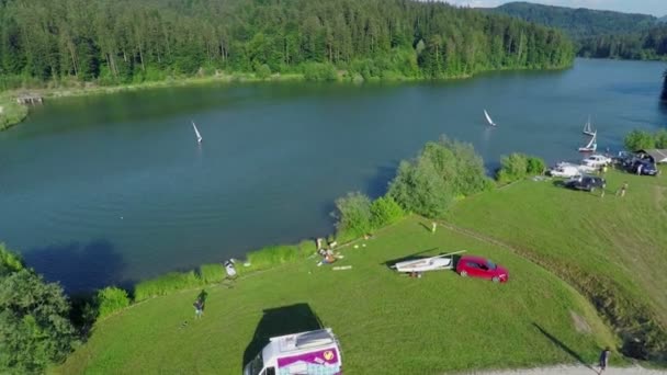 Красивое озеро в прекрасный день — стоковое видео