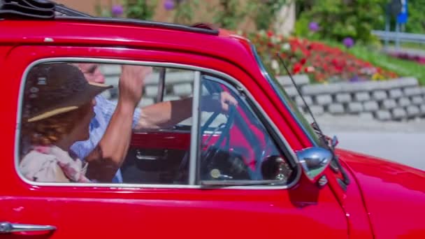 Pary staruszków jest jazda od parkingu — Wideo stockowe