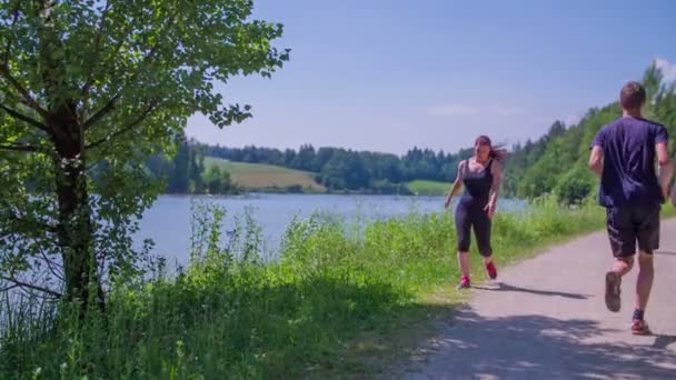 Mädchen hält an, um ihre Schnürsenkel während ihres Laufs zu binden — Stockvideo