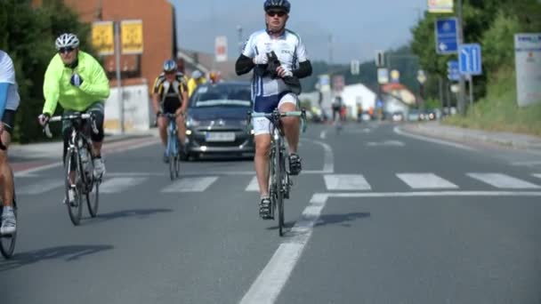 Ciclistas en una maratón de bicicletas en Eslovenia — Vídeo de stock