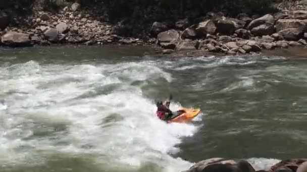 Guy in kajak probeert te steken de rivier — Stockvideo