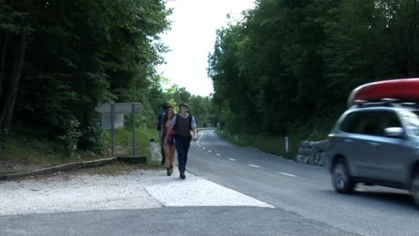 Jeugdvrienden is op een avontuurlijke alpinisme strip — Stockvideo