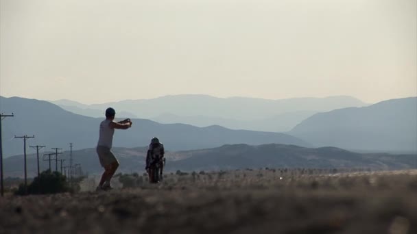 Bisikletçiler Raam rekabet üzerinde sürme — Stok video