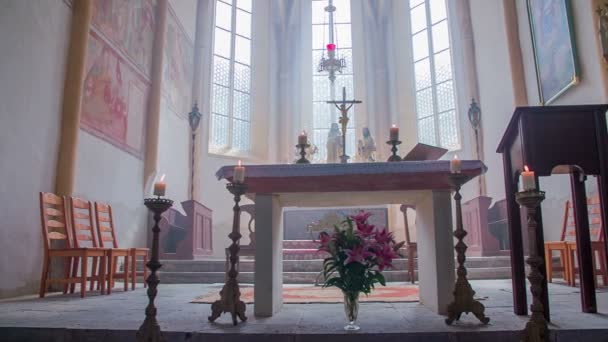 Cristianos caminando alrededor del altar y mirando hacia arriba — Vídeo de stock