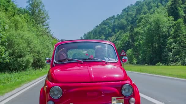 在乡村公路上行驶的红色 yugo — 图库视频影像