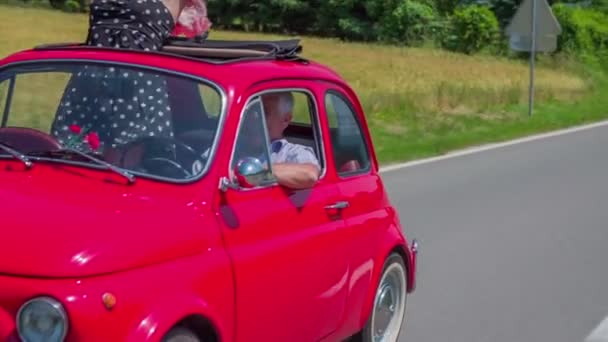 Senhora está de pé em linha reta durante o passeio em um carro — Vídeo de Stock