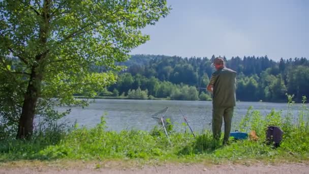 Visser is de visserij op een meer — Stockvideo