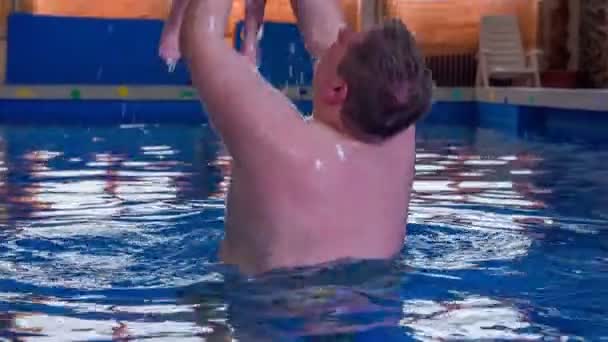 Neonato nuotare con padre — Video Stock
