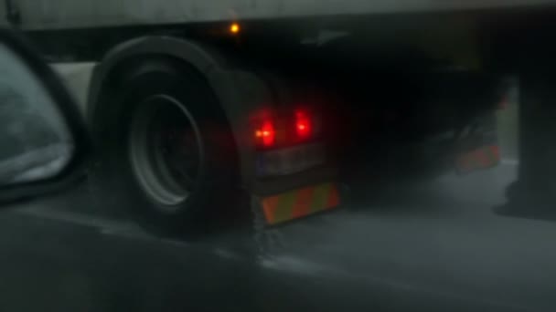 Conduire sur une autoroute par une journée brumeuse — Video