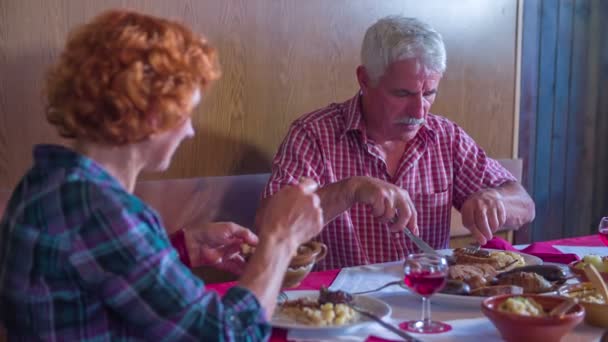 Senhora é larding sua comida com cracknels — Vídeo de Stock