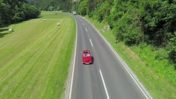 Röd yugo driver i naturen — Stockvideo