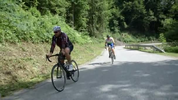 Fietsers rijden op een fiets marathon in Slovenië — Stockvideo