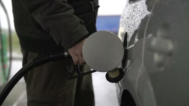 Mann füllt Tank auf — Stockvideo