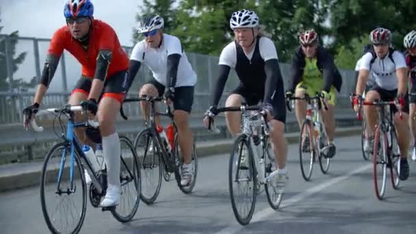 Cyklister ridning på en cykel maraton i Slovenien — Stockvideo
