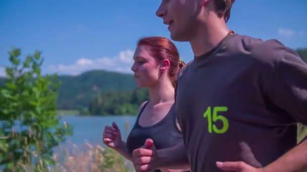 Lidé jsou jogging a těší konverzaci společně — Stock video