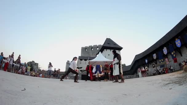 Festival met re-enactment van de gevechten van de ridders — Stockvideo