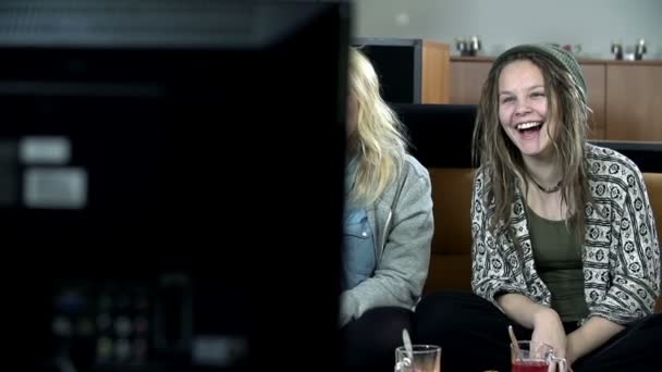 Meninas assistindo a televisão — Vídeo de Stock