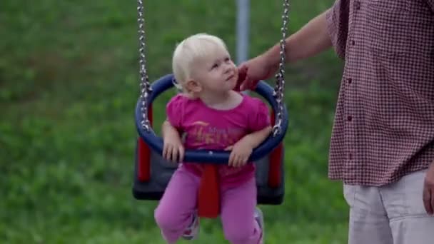 Grand-père jouant avec son petit-enfant — Video