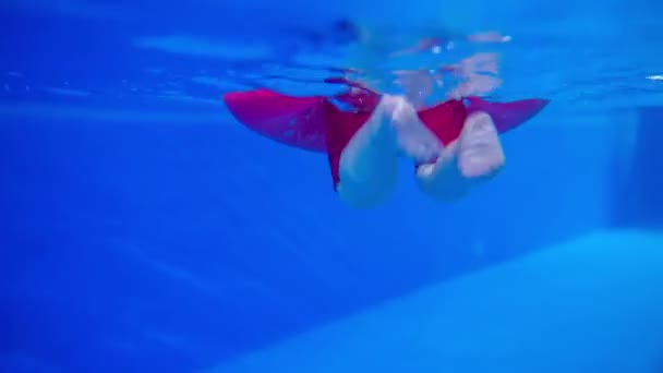 Niño en la piscina cubierta . — Vídeos de Stock