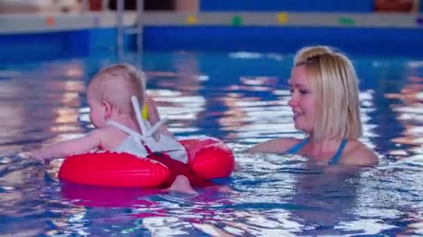 Newborn boy  swimming — Stock Video