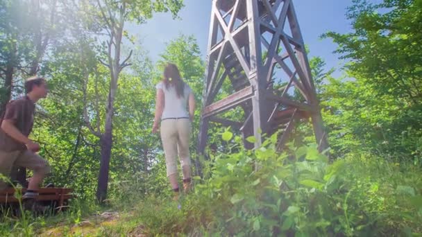 Casal na torre de caça observando a natureza — Vídeo de Stock