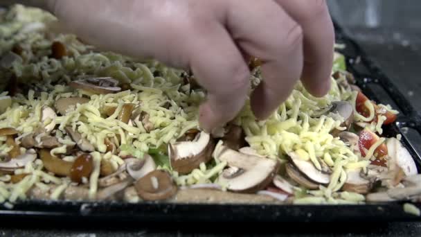 A tészta egész összetevők hozzáadása — Stock videók