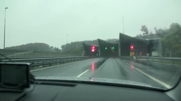 Ехать по шоссе в туманный день — стоковое видео
