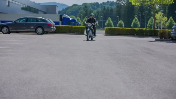 Um homem em uma moto está se inclinando para pegar seu amigo — Vídeo de Stock