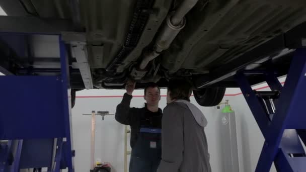 mécanicien parler woth client 