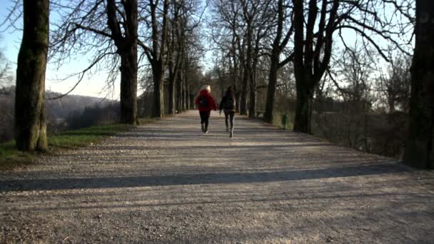 Jeunes femmes qui courent 
