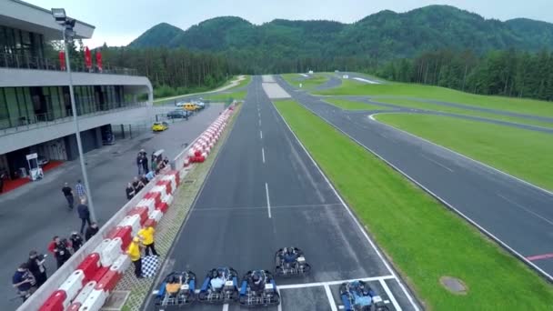 Startlinie auf Rennstrecke mit Asphaltbahnen — Stockvideo