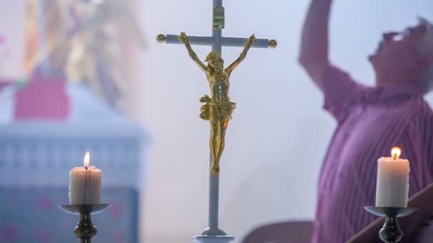 Couple walking around the altar with a cross on it — Stockvideo