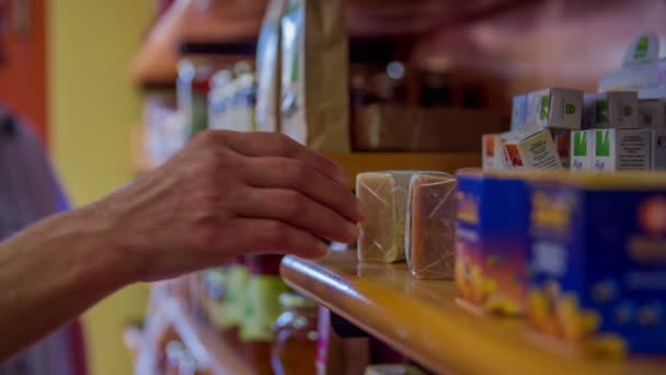 Senhora está tomando uma barra de sabão da prateleira — Vídeo de Stock