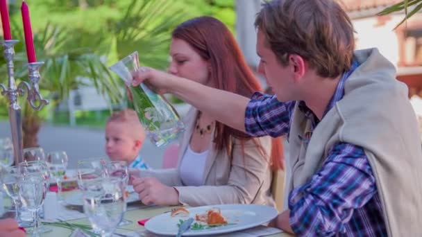 Vater gießt Wasser — Stockvideo