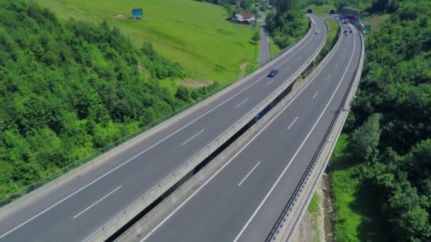 Det finns en enorm motorväg på en viadukt — Stockvideo