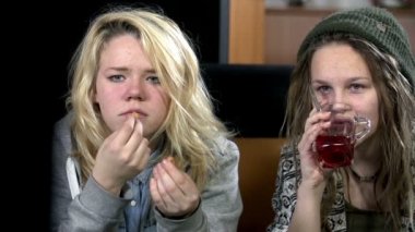 Eğlenceli kanalı izlediğini kızlar