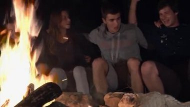 Açık ateş etrafında şarkı gençler