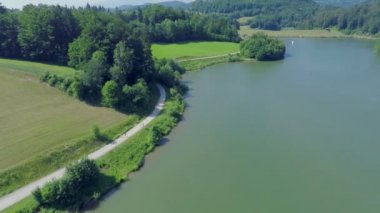 Güzel bir çalışan yol gölün etrafında