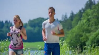 Birkaç kişi bir iz yolu üzerinde çalışmıyor