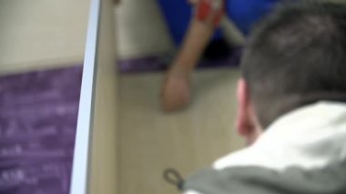 Erkekler mobilya montaj